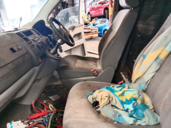 P5157 - Volkswagen transporter 2006 White Wrecking - Image 6