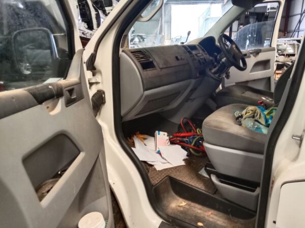 P5157 - Volkswagen transporter 2006 White Wrecking - Image 7