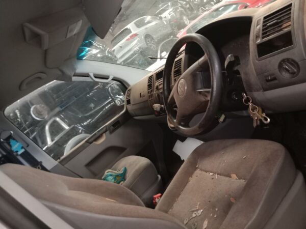 P5157 - Volkswagen transporter 2006 White Wrecking - Image 8