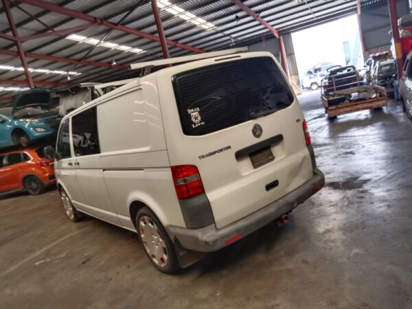 P5157 - Volkswagen transporter 2006 White Wrecking - Image 12