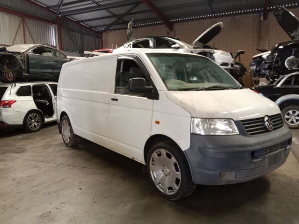 P5157 - Volkswagen transporter 2006 White Wrecking - Image 15