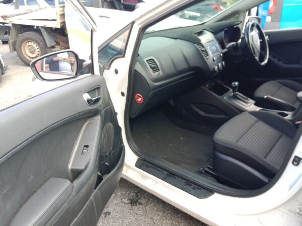 P5161 - Kia Cerato 2013 White Wrecking - Image 10