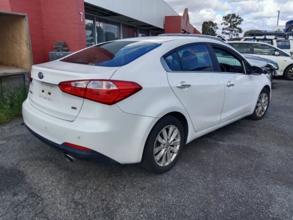 P5161 - Kia Cerato 2013 White Wrecking - Image 12