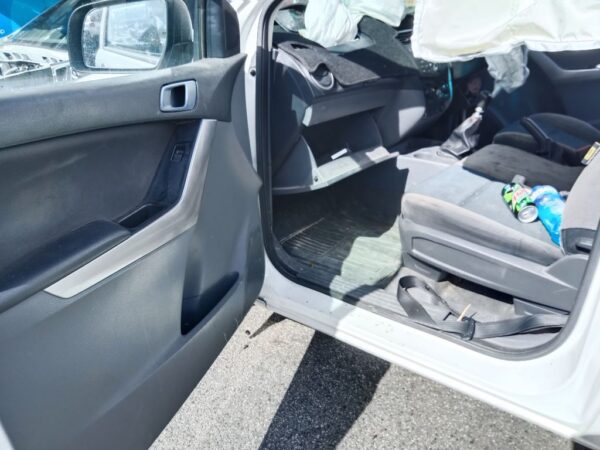 P5162 - Mazda BT-50 2017 White Wrecking - Image 4