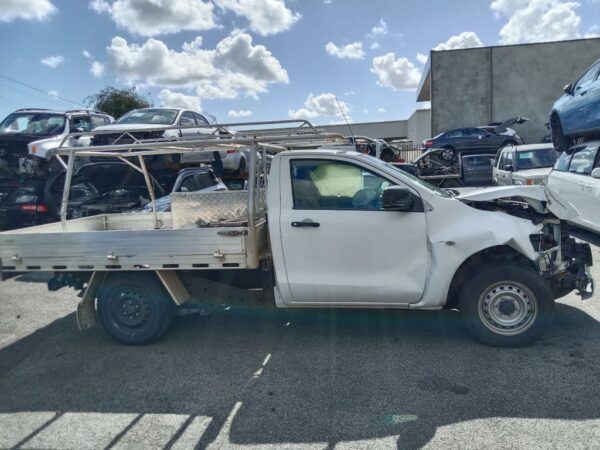 P5162 - Mazda BT-50 2017 White Wrecking - Image 16