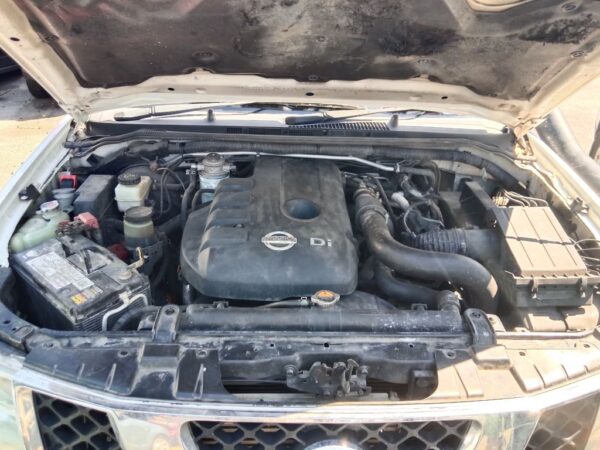 P5168 - Nissan Navara 2014 White Wrecking - Image 2