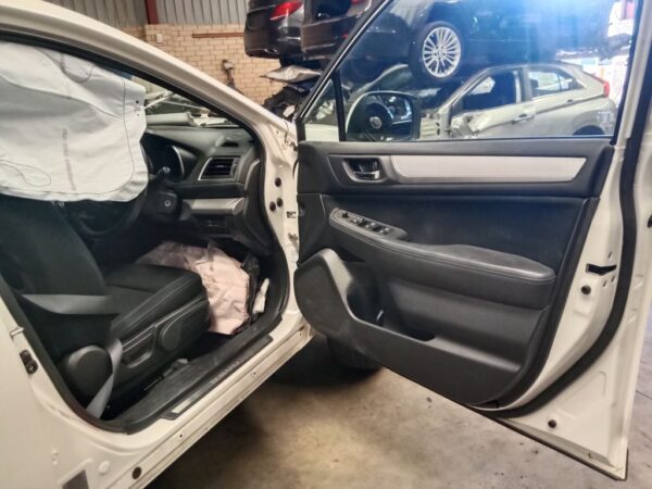 P5171 - Subaru outback 2015 White Wrecking - Image 8