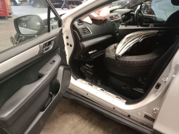 P5171 - Subaru outback 2015 White Wrecking - Image 9