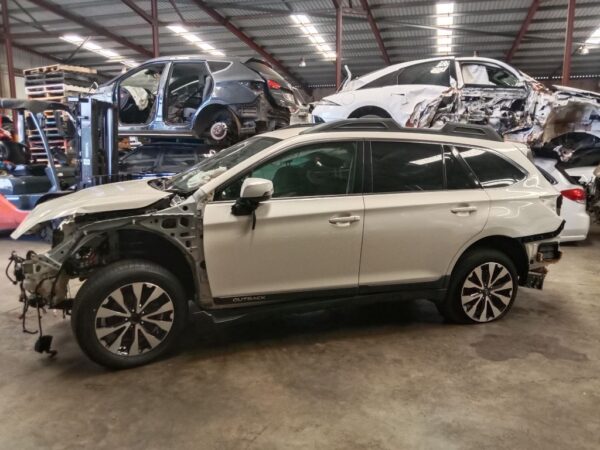 P5171 - Subaru outback 2015 White Wrecking - Image 12
