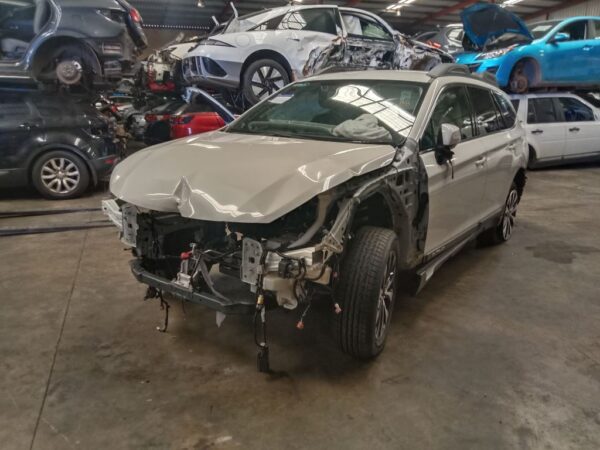 P5171 - Subaru outback 2015 White Wrecking - Image 13