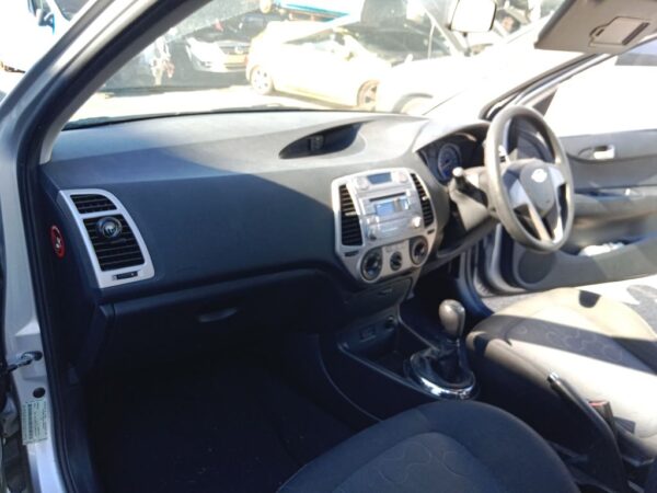 P5173 - Hyundai i20 2011 Silver Wrecking - Image 3