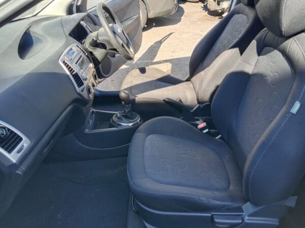 P5173 - Hyundai i20 2011 Silver Wrecking - Image 5