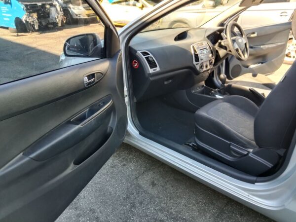 P5173 - Hyundai i20 2011 Silver Wrecking - Image 6