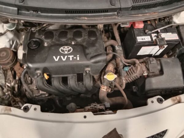 P5175 - Toyota Yaris 2008 White Wrecking - Image 2