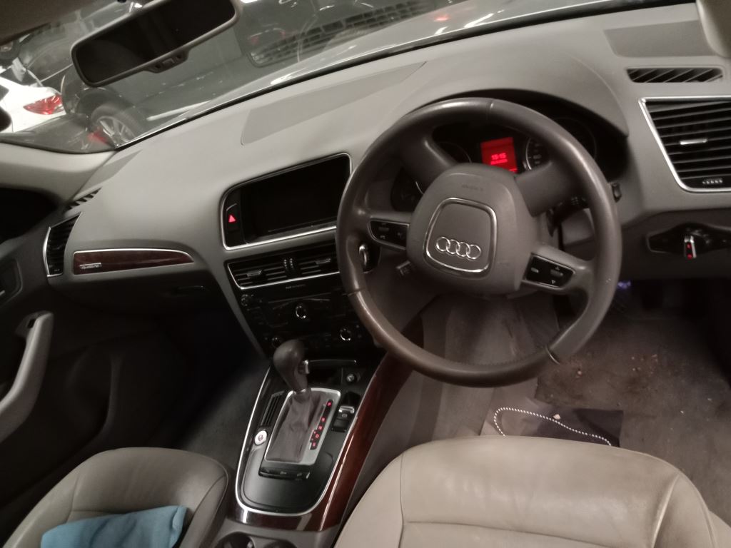 P5177 - Audi Q5 2010 Grey Wrecking - Image 5