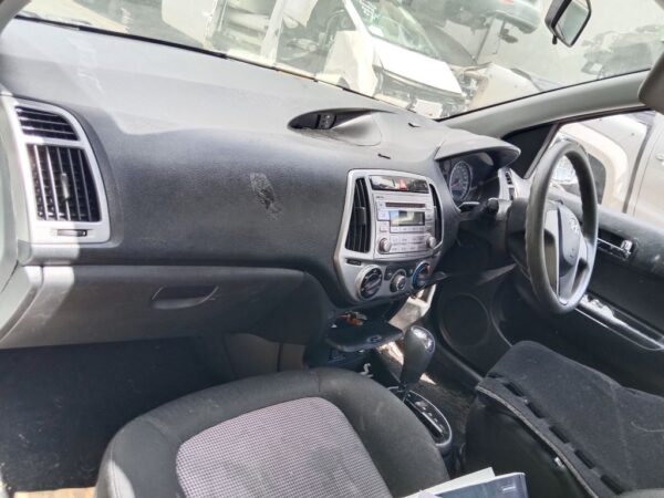 P5179 - Hyundai i20 2015 White Wrecking - Image 4