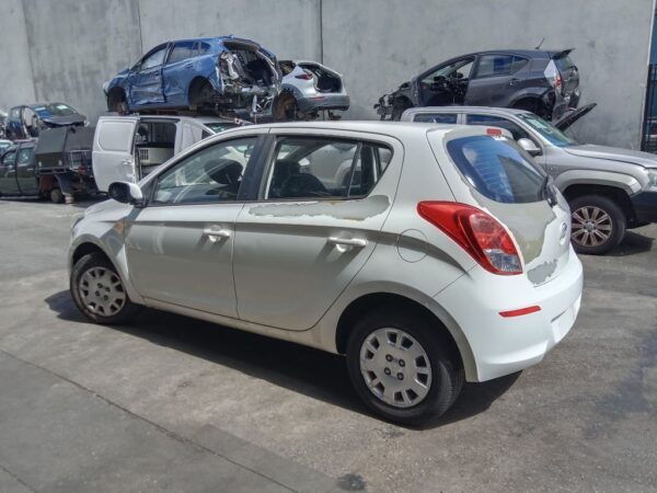 P5179 - Hyundai i20 2015 White Wrecking - Image 10