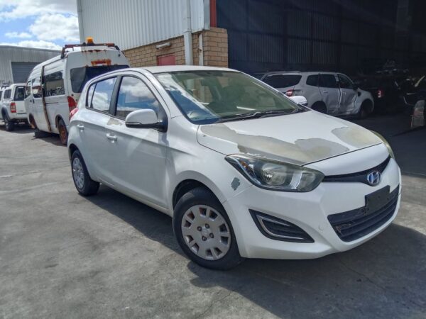 P5179 - Hyundai i20 2015 White Wrecking - Image 12