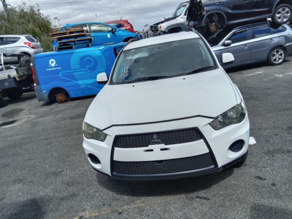 P5180 - Mitsubishi outlander 2011 White Wrecking