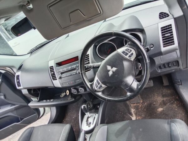 P5180 - Mitsubishi outlander 2011 White Wrecking - Image 3