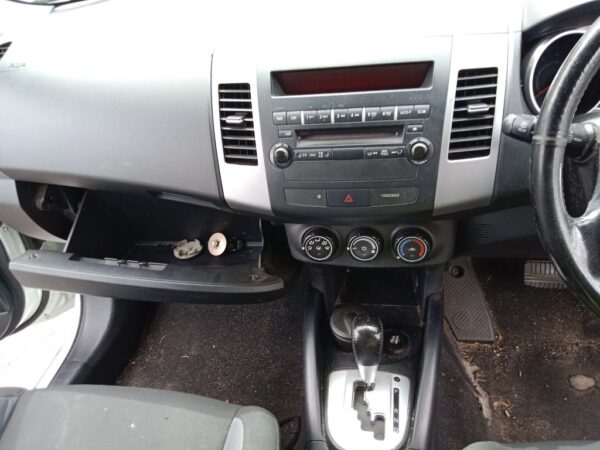 P5180 - Mitsubishi outlander 2011 White Wrecking - Image 4