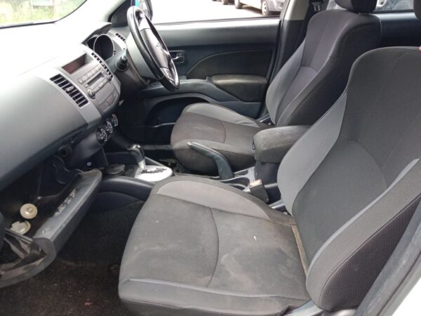 P5180 - Mitsubishi outlander 2011 White Wrecking - Image 7