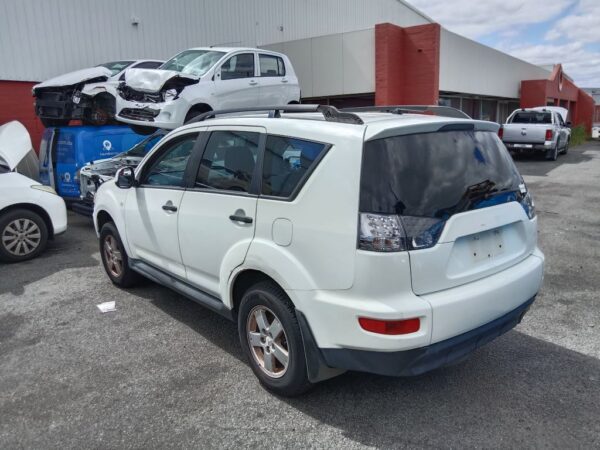 P5180 - Mitsubishi outlander 2011 White Wrecking - Image 15