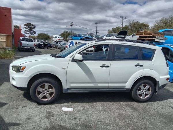 P5180 - Mitsubishi outlander 2011 White Wrecking - Image 16