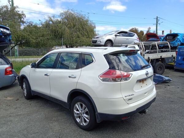 P5182 - Nissan X trail 2014 White Wrecking - Image 12