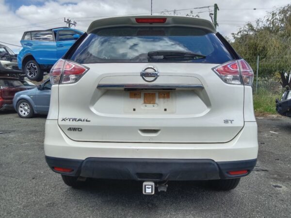 P5182 - Nissan X trail 2014 White Wrecking - Image 13