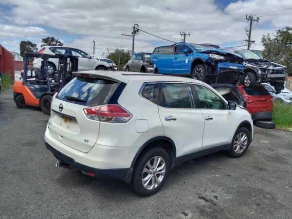 P5182 - Nissan X trail 2014 White Wrecking - Image 14