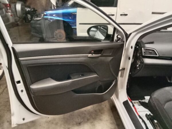P5184 - Hyundai Elantra 2016 White Wrecking - Image 2