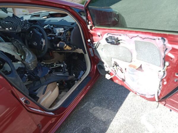 P5186 - Toyota Prius Hybrid 2004 Red Wrecking - Image 6