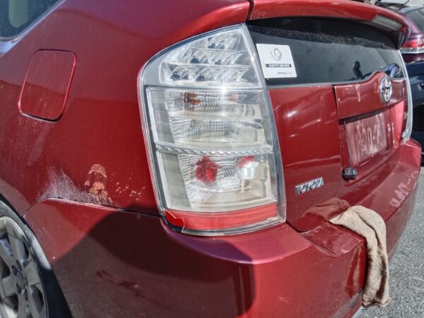 P5186 - Toyota Prius Hybrid 2004 Red Wrecking - Image 10