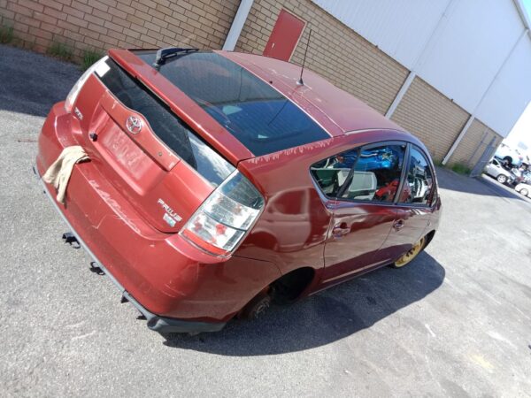 P5186 - Toyota Prius Hybrid 2004 Red Wrecking - Image 13
