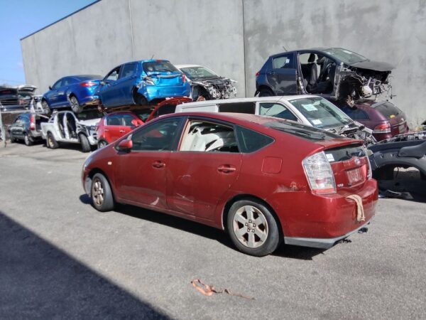 P5186 - Toyota Prius Hybrid 2004 Red Wrecking - Image 15
