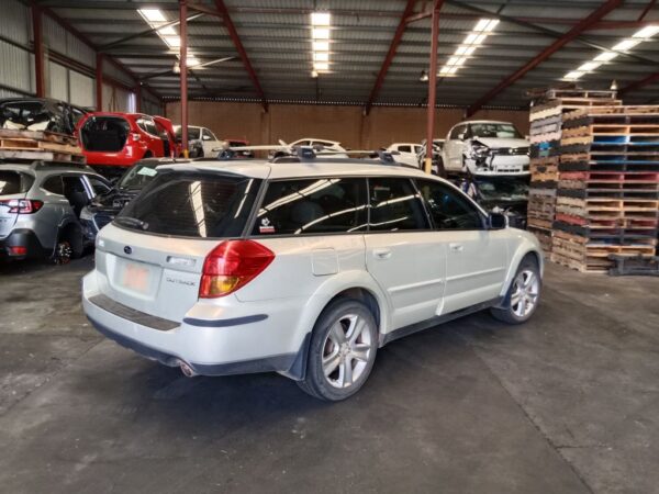 P5187 - Subaru outback 2004 Gold Wrecking - Image 13