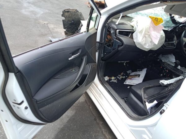 P5196 - Toyota corolla sedan 2025 White Wrecking - Image 6