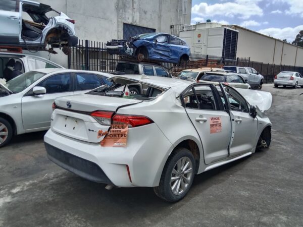 P5196 - Toyota corolla sedan 2025 White Wrecking - Image 11