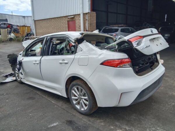 P5196 - Toyota corolla sedan 2025 White Wrecking - Image 13