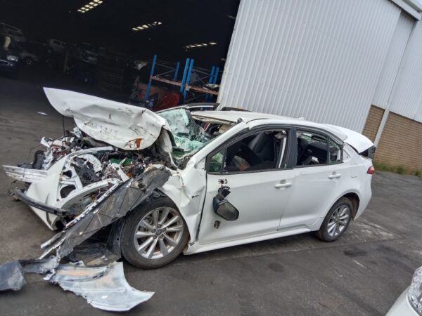 P5196 - Toyota corolla sedan 2025 White Wrecking - Image 15