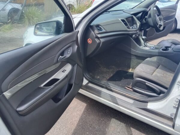 P5198 - Holden Commodore evoke 2014 White Wrecking - Image 3