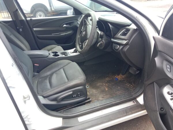 P5198 - Holden Commodore evoke 2014 White Wrecking - Image 5