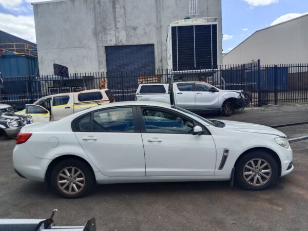 P5198 - Holden Commodore evoke 2014 White Wrecking - Image 11