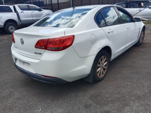 P5198 - Holden Commodore evoke 2014 White Wrecking - Image 12