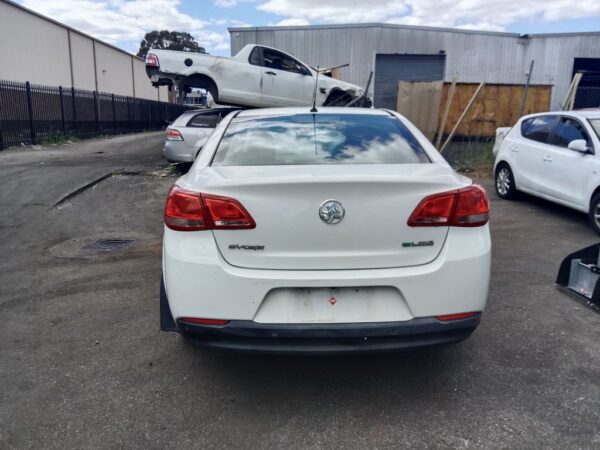 P5198 - Holden Commodore evoke 2014 White Wrecking - Image 13