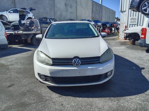 P5200 - Volkswagen golf TSI 2009 White Wrecking