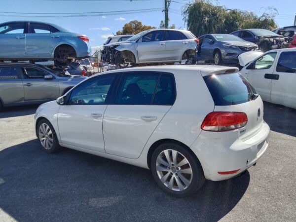P5200 - Volkswagen golf TSI 2009 White Wrecking - Image 14