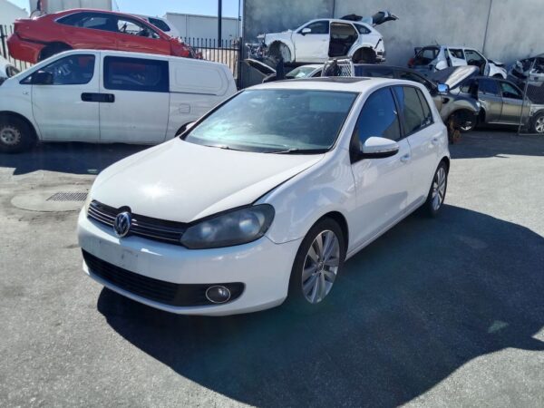 P5200 - Volkswagen golf TSI 2009 White Wrecking - Image 15