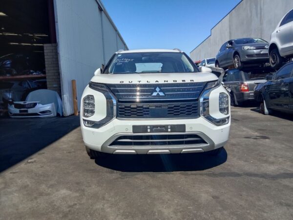P5201 - Mitsubishi outlander 2022 White Wrecking
